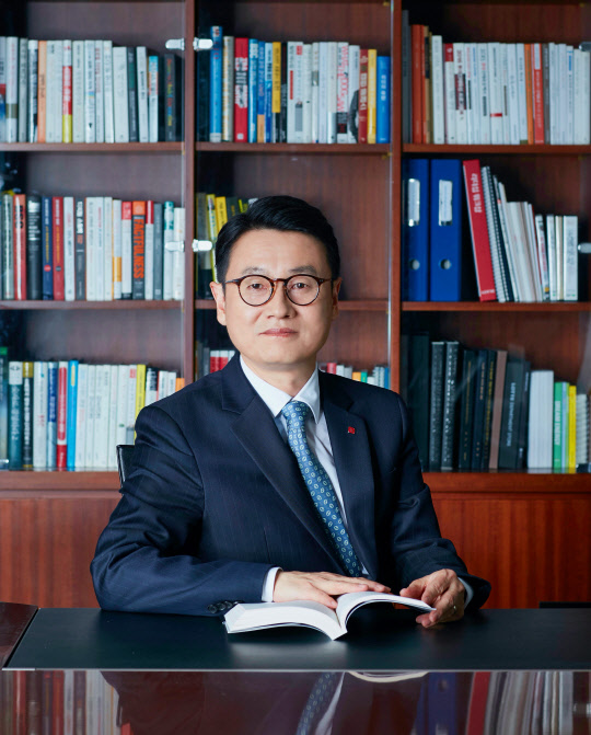 황범석 롯데백화점 대표가 한국 백화점협회 회장으로 선임됐다. <롯데쇼핑 제공>